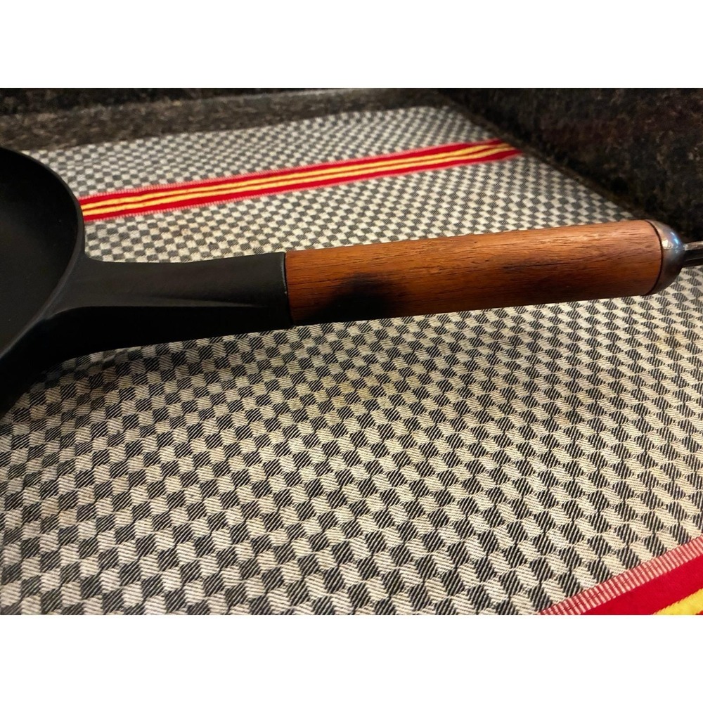 Le Creuset Enzo Mari Mama Skillet Black Cast Iron Wood Handle 26 cm - Picture 5 of 6